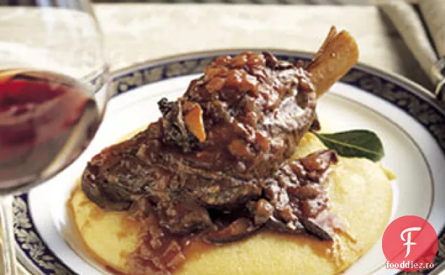 Cozi de miel fierte pe mămăligă moale cu frunze de dafin