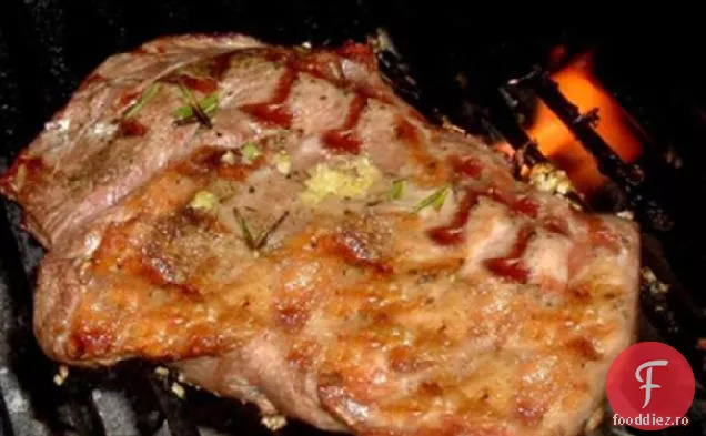 Grătar sau picior de miel condimentat prăjit