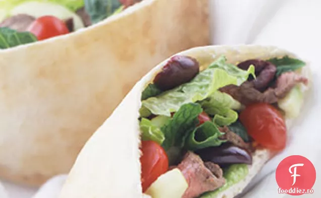 Sandvișuri Souvlaki de miel cu salată grecească și sos Tsatsiki