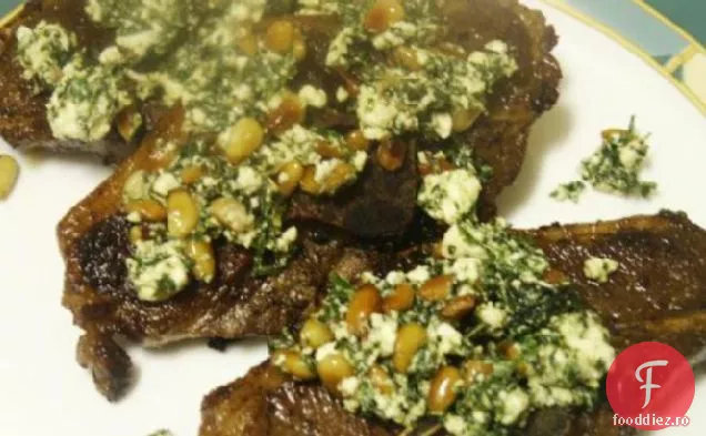 Cotlet de miel prăjit cu mentă peste verdeață