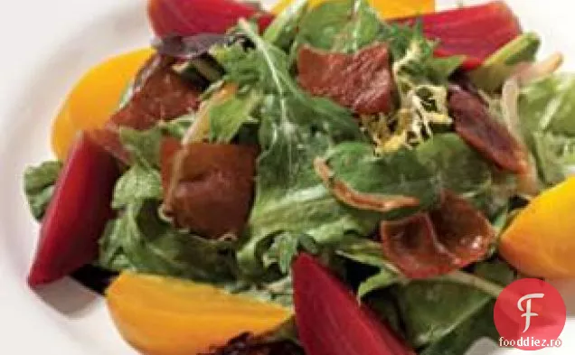 Salată De Primăvară Cu Sfeclă, Prosciutto Și Sos Cremos De Ceapă