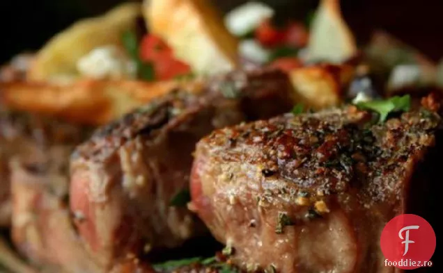 Cotlet de miel și cartofi cu măsline, roșii și brânză Feta