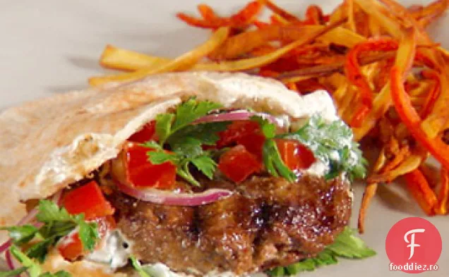 Burgeri de miel cu sos Tzatziki și salată de pătrunjel