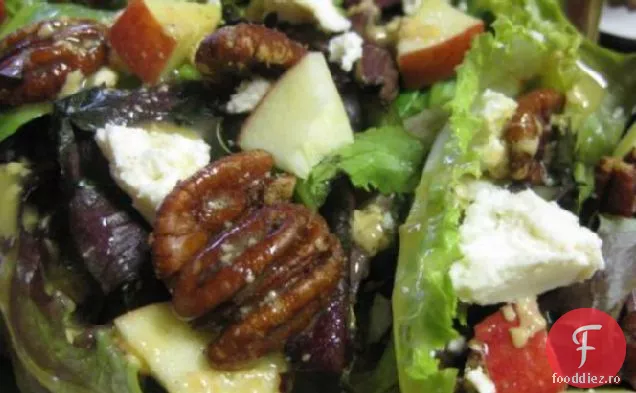 Brânză Feta, mere și salată de Pecan condimentată