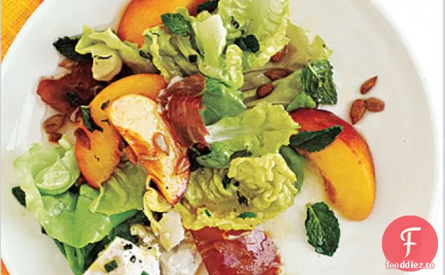 Salată de Prosciutto, piersică și salată dulce