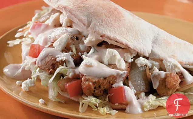 Pitas de pui cu sos de iaurt-mărar