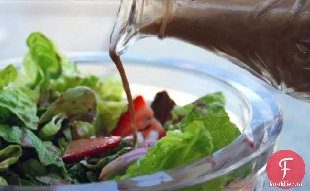 Salată De Căpșuni Romaine Cu Sos Cremos De Semințe De Mac