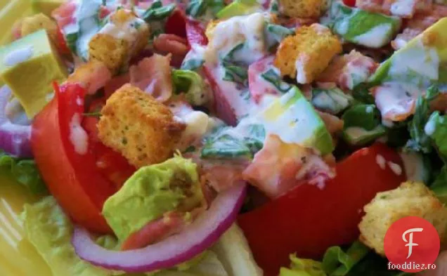 Salată BLT cu sos cremos de busuioc
