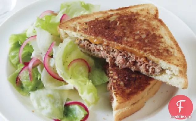 Patty Melt cu salată de ceapă murată