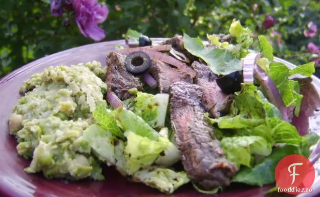 Friptură De Fustă Balsamică, Verdeață Proaspătă, Piure De Mazăre Și Fasole Albă