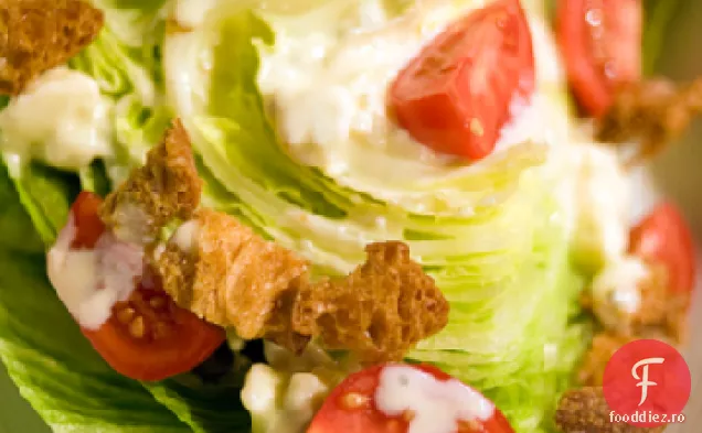 Salată De Salată Iceberg Răsucită Cu Pansament Cald De Gorgonzola