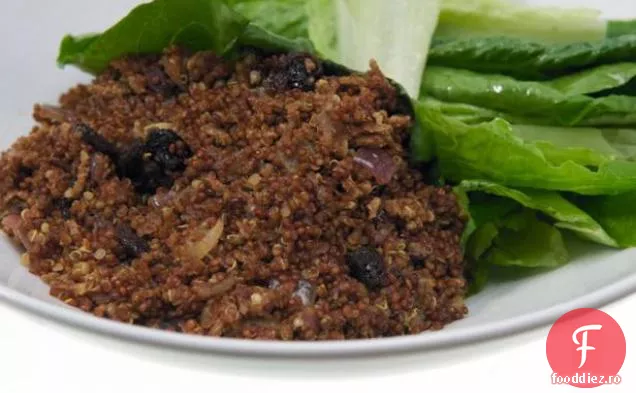 Quinoa - toate pilaf de tărâțe cu stafide și salată verde simplă