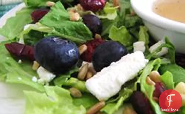 Salată delicioasă dulce cu arțar, nuci, semințe, afine și brânză de capră
