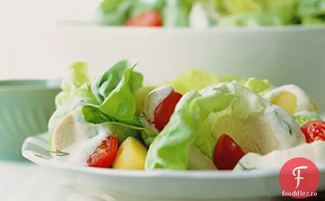Salată de pui, cartofi și unt cu sos de lămâie-usturoi