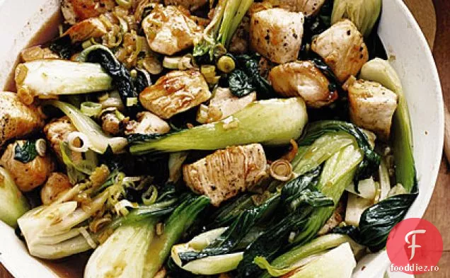 Pui și bok Choy se amestecă