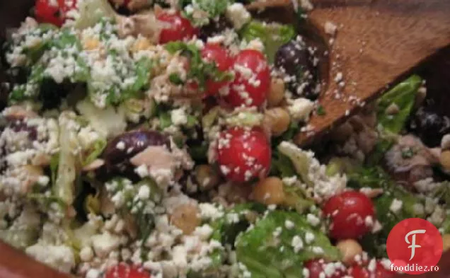 Salată grecească de pui cu pansament cu lămâie
