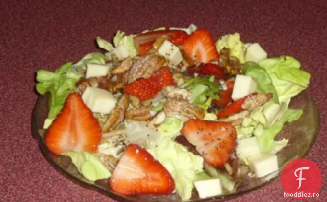 Salată De Căpșuni Cu Monterey Jack