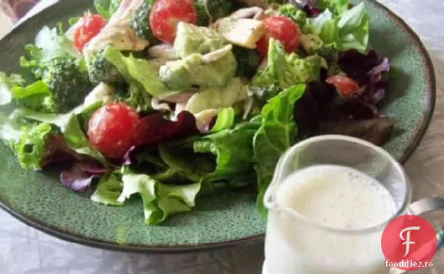 Salată Super Veggie Cu Sos Cremos De Migdale