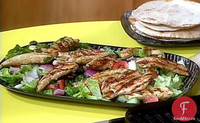 Salată grecească de pui și legume la grătar cu pâine caldă Pita pentru ambalare