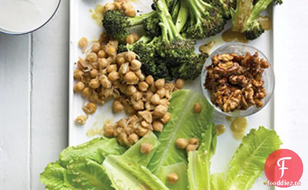 Salată compusă din Broccoli prăjiți, Romaine, năut și nuci