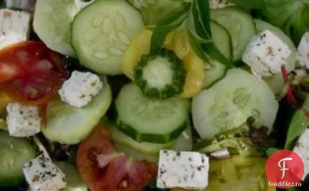 Salată de roșii, castraveți și Feta cu Verbena cu lămâie