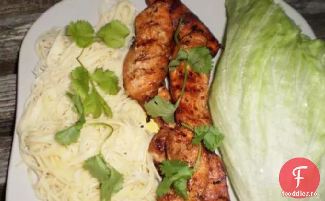 Carne de porc vietnameză la grătar învelită în salată