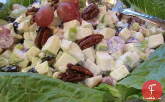 Salată Waldorf cu cireșe Tarte, struguri și nuci pecan confiate