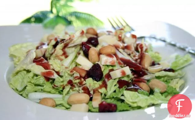 Salată balsamică dulce și acidulată (cu arahide prăjite cu miere)