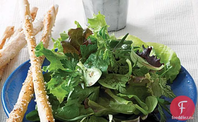 Salată de verdeață și ierburi cu vinetă clasică