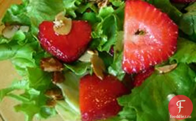 Salată De Căpșuni Cu Nuci