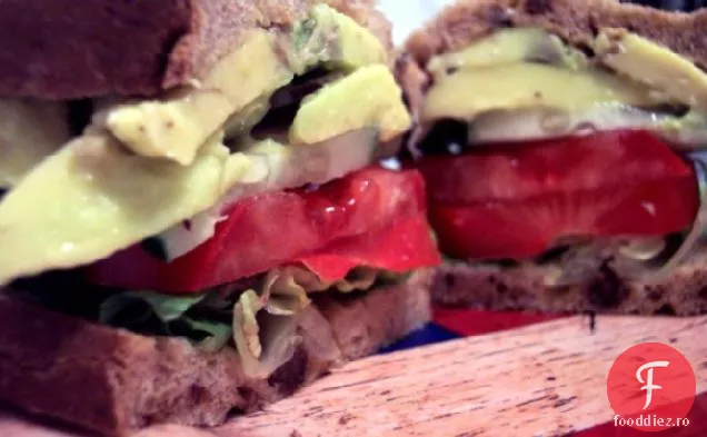 Sandwich Cu Roșii, Castraveți Și Avocado