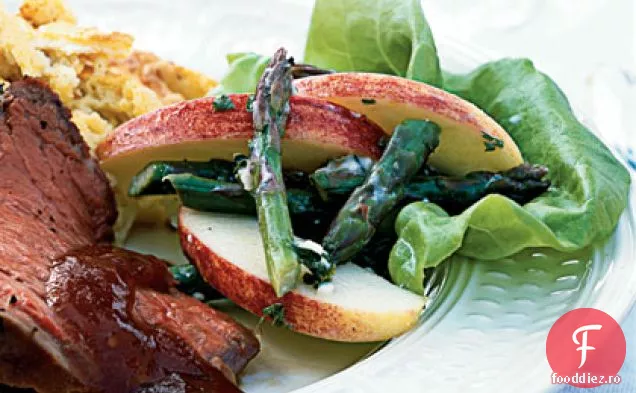 Salată de sparanghel-mere cu vinaigretă de brânză albastră