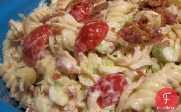 Salată de macaroane BLT