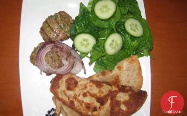Salată BLT cu sos de Avocado