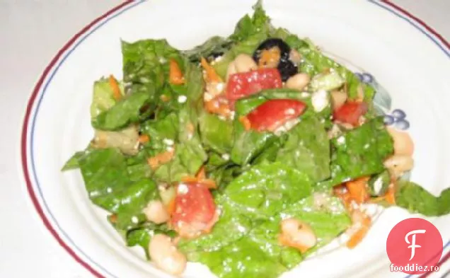 Salată grecească mare și grasă cu fasole albă, măsline Kalamata și Feta