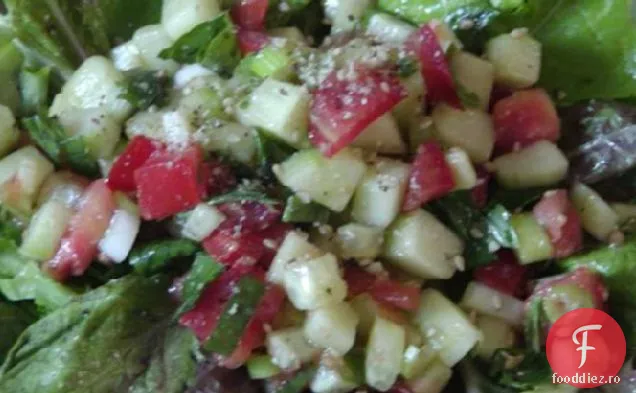 Salată de grădină cu o notă asiatică