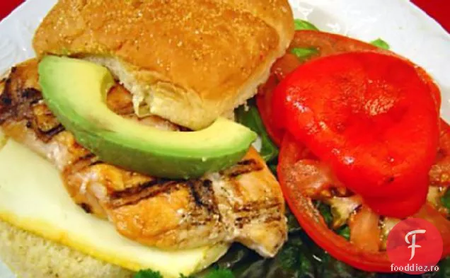 Piept De Pui Cu Sandviș Cu Ardei Roșu Prăjit