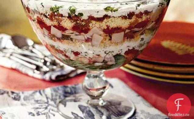 Salată stratificată de pâine de porumb și curcan