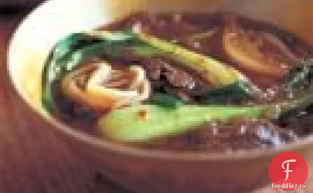 Baby Bok Choy Și Supă De Tăiței De Vită Cu Condimente Calde