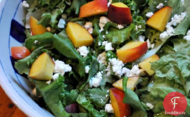 Salată de salată cu unt cu piersici și Feta