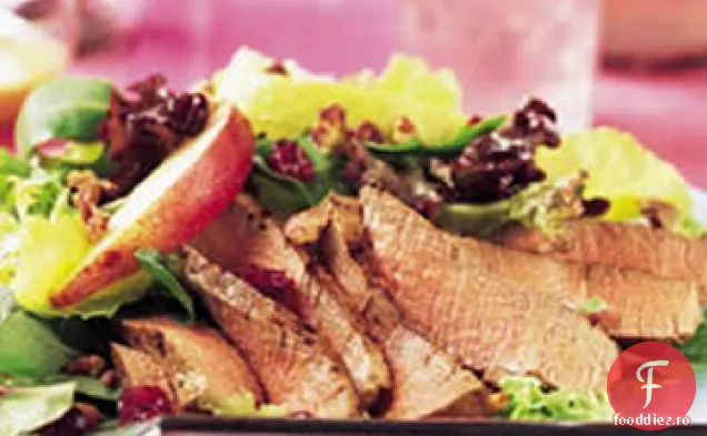 Salată de filet, afine și pere cu sos de muștar cu miere
