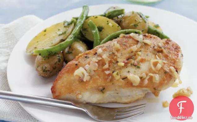 Piept de pui ars cu salată franceză de cartofi