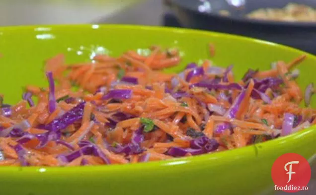 Salată prăjită de alune și morcovi mărunțiți
