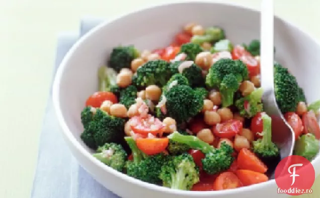 Salată de Broccoli, năut și roșii Cherry