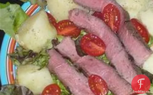 Salată caldă de friptură și cartofi