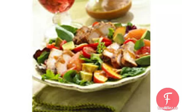 Salată de porc la grătar cu fructe de vară și vinetă balsamică cu miere
