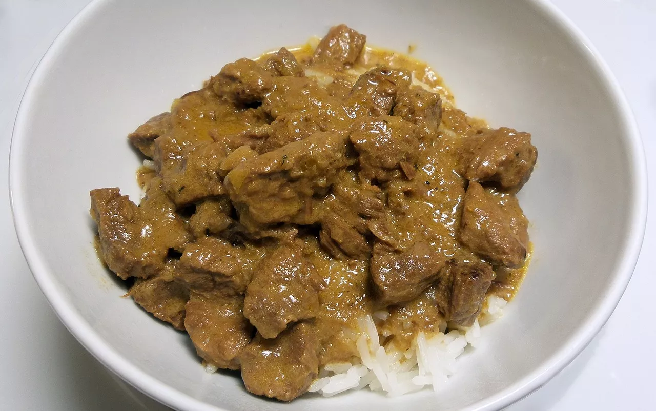 Deliciul atemporal al rețetei noastre clasice de pui Stroganoff